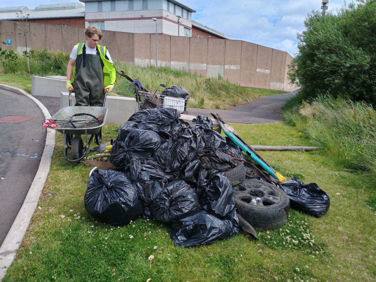 WOLCT's tweet image. One heck of a clean up on the Longstone section of the  Murrayburn by our #volunteers this morning.

Going above and beyond removing years worth of wet wipes and other rubbish from this tributary to the main river

@Edinburgh_CC @ksb @scottish_water #upstreambattle #naturecalls