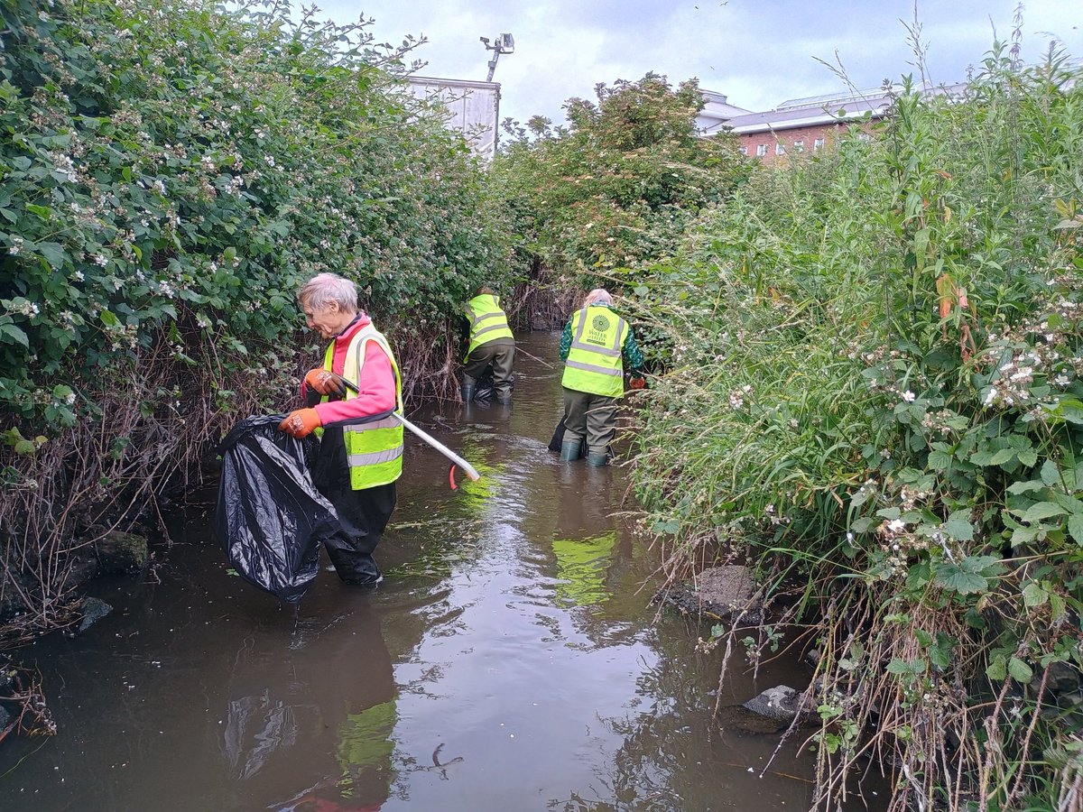 WOLCT's tweet image. One heck of a clean up on the Longstone section of the  Murrayburn by our #volunteers this morning.

Going above and beyond removing years worth of wet wipes and other rubbish from this tributary to the main river

@Edinburgh_CC @ksb @scottish_water #upstreambattle #naturecalls