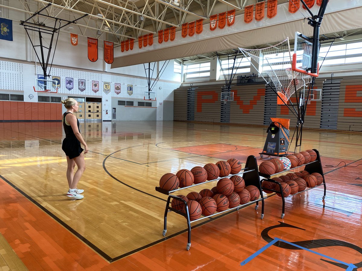 PVGBBALL's tweet photo. Good to see our girl @AnnaStein2024 getting her morning workout in.  @KUBearsWBB https://t.co/IG3o0OX7Uh