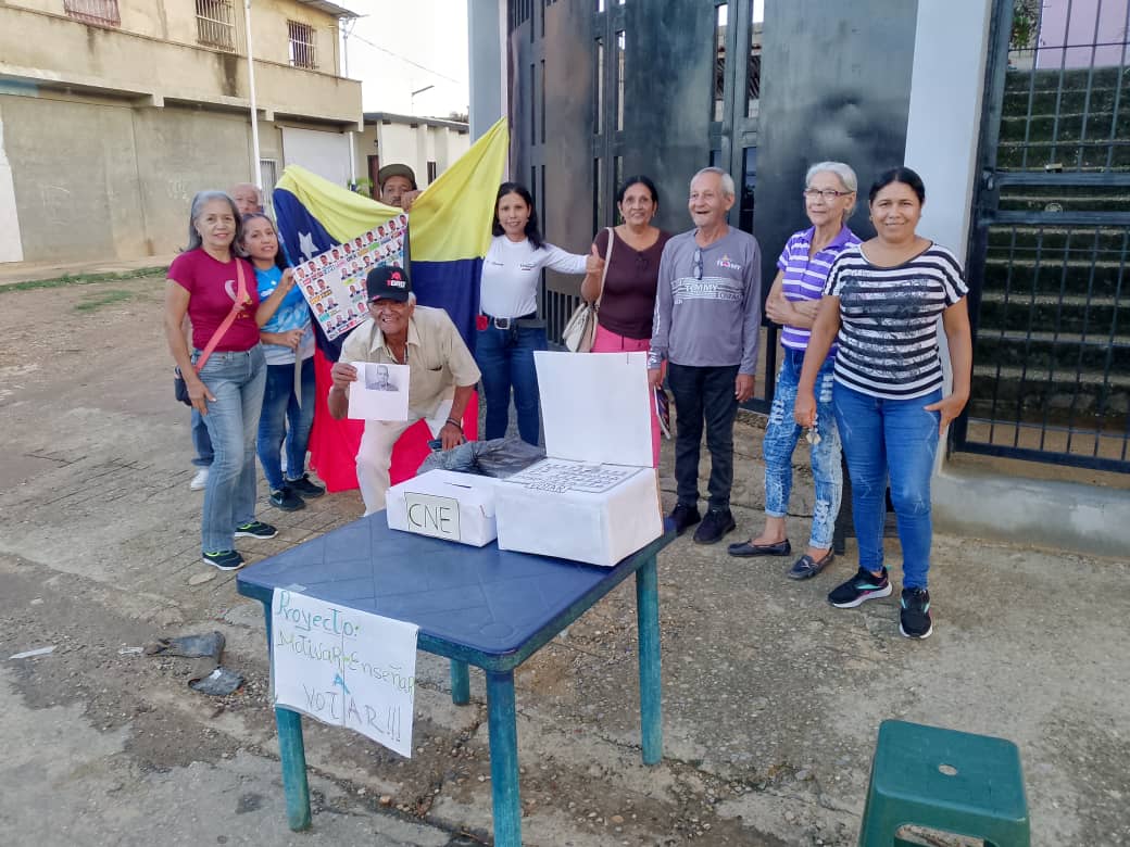 fatimgonzalez's tweet photo. 26/06/2024 Motivando y enseñando a votar en el Sector los Cardones Tocuyito Municipio Libertador, Carabobo. Excelente receptividad. #VamosAGanar https://t.co/IZdjZfvNxa