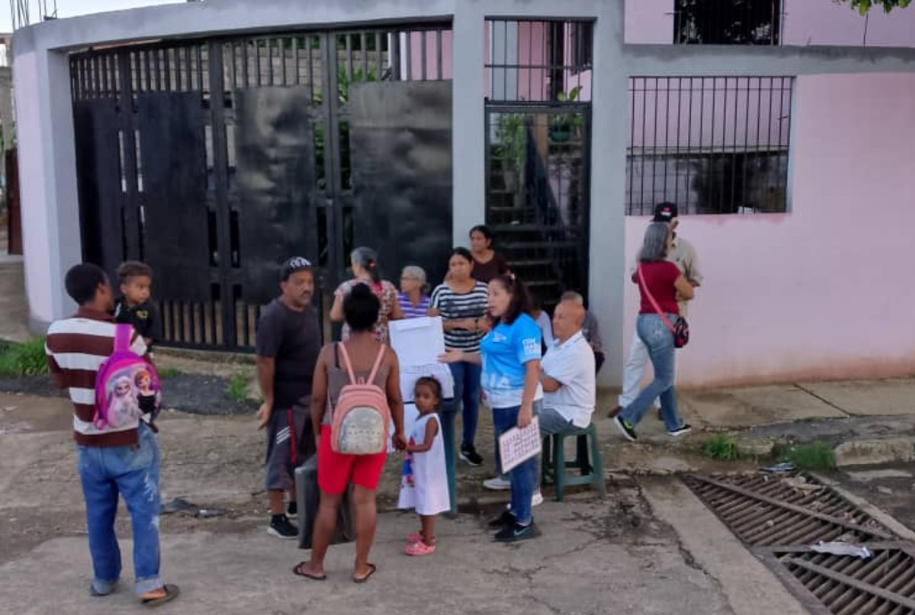 fatimgonzalez's tweet photo. 26/06/2024 Motivando y enseñando a votar en el Sector los Cardones Tocuyito Municipio Libertador, Carabobo. Excelente receptividad. #VamosAGanar https://t.co/IZdjZfvNxa