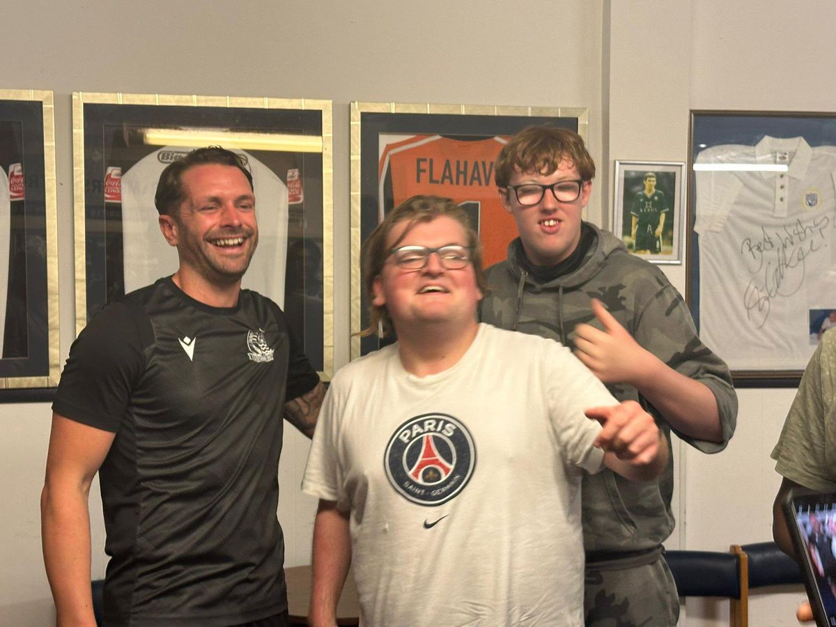 SUFCCommunity's tweet photo. Great to welcome Southend Care Group to Roots Hall Stadium, during #SharedLivesWeek 🏟️ 

Being able to give these opportunities to individuals is brilliant! 😁

🗣️ “The guys had the best day, it really meant so much to them” 

#EveryPlayerCounts | @TheNLTrust https://t.co/L25m7K64i5