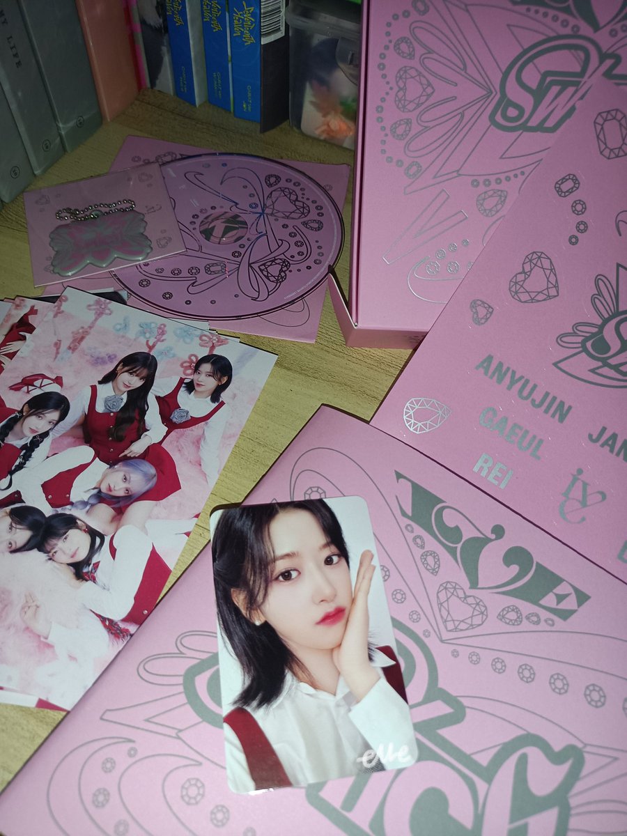elllpark's tweet photo. ๐ => (โ โโ โขโ แดโ โขโ โโ ) #leeppymails
fr. @leochaert
hi bff^^ my ive switch album set arrived safely today ๐ thank you so much for packing them safely!
i feel like yujin loves me so much and that im a lowkey yujin magnet ๐ฅน
#leochaertvouch https://t.co/OhWoClGyKk