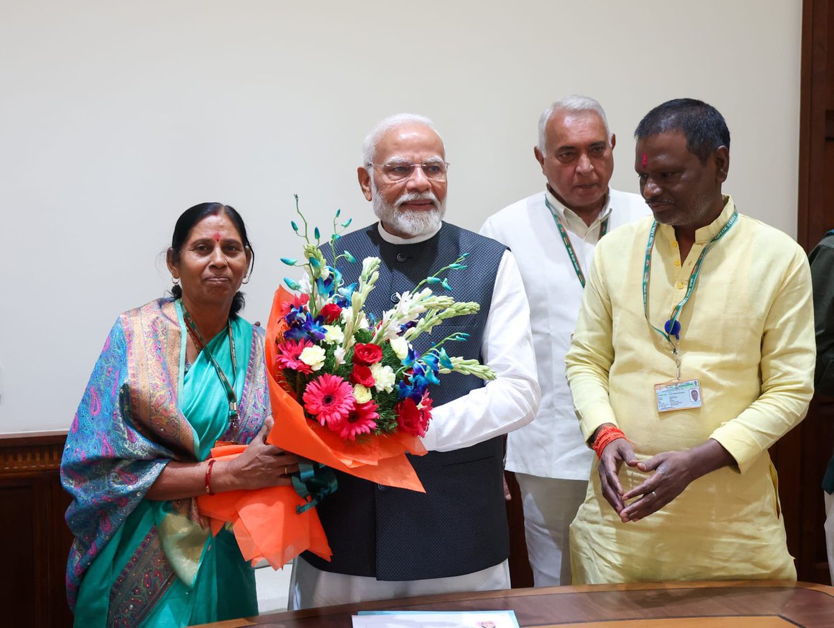 DeveshMPBihar's tweet image. आज नई दिल्ली स्थित संसद भवन में जनता दल (यूनाइटेड) के नवनिर्वाचित सांसदों की भारत सरकार के कैबिनेट मंत्री माननीय श्री राजीव रंजन सिंह उर्फ ललन सिंह जी और लोकसभा में पार्टी संसदीय दल के नेता माननीय श्री दिलेश्वर कामत जी के नेतृत्व में भारत के यशस्वी प्रधानमंत्री परम आदरणीय श्री…