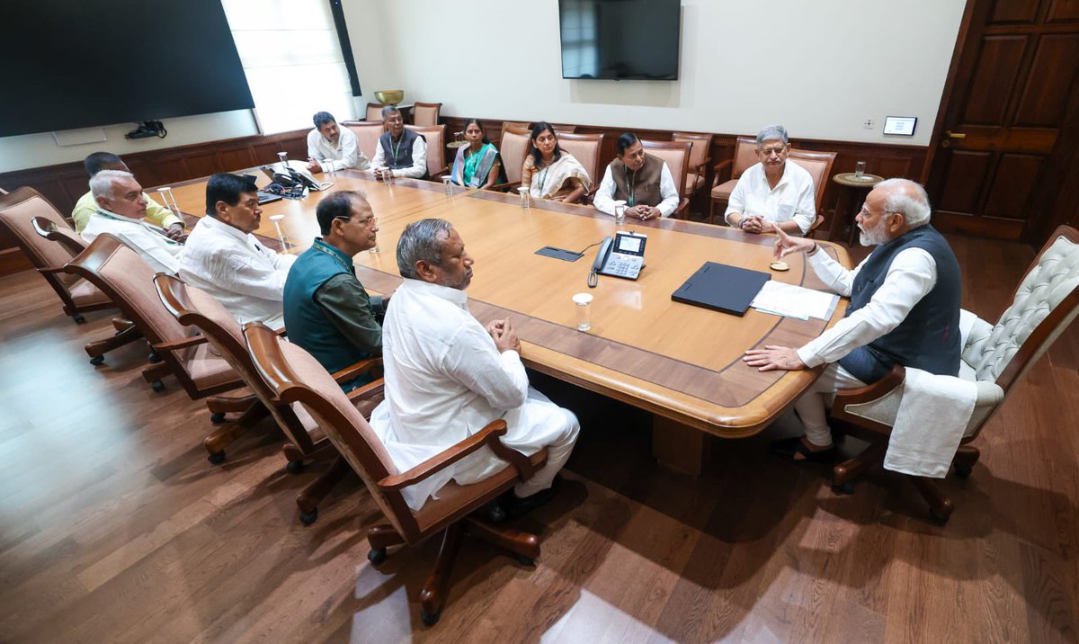 DeveshMPBihar's tweet image. आज नई दिल्ली स्थित संसद भवन में जनता दल (यूनाइटेड) के नवनिर्वाचित सांसदों की भारत सरकार के कैबिनेट मंत्री माननीय श्री राजीव रंजन सिंह उर्फ ललन सिंह जी और लोकसभा में पार्टी संसदीय दल के नेता माननीय श्री दिलेश्वर कामत जी के नेतृत्व में भारत के यशस्वी प्रधानमंत्री परम आदरणीय श्री…