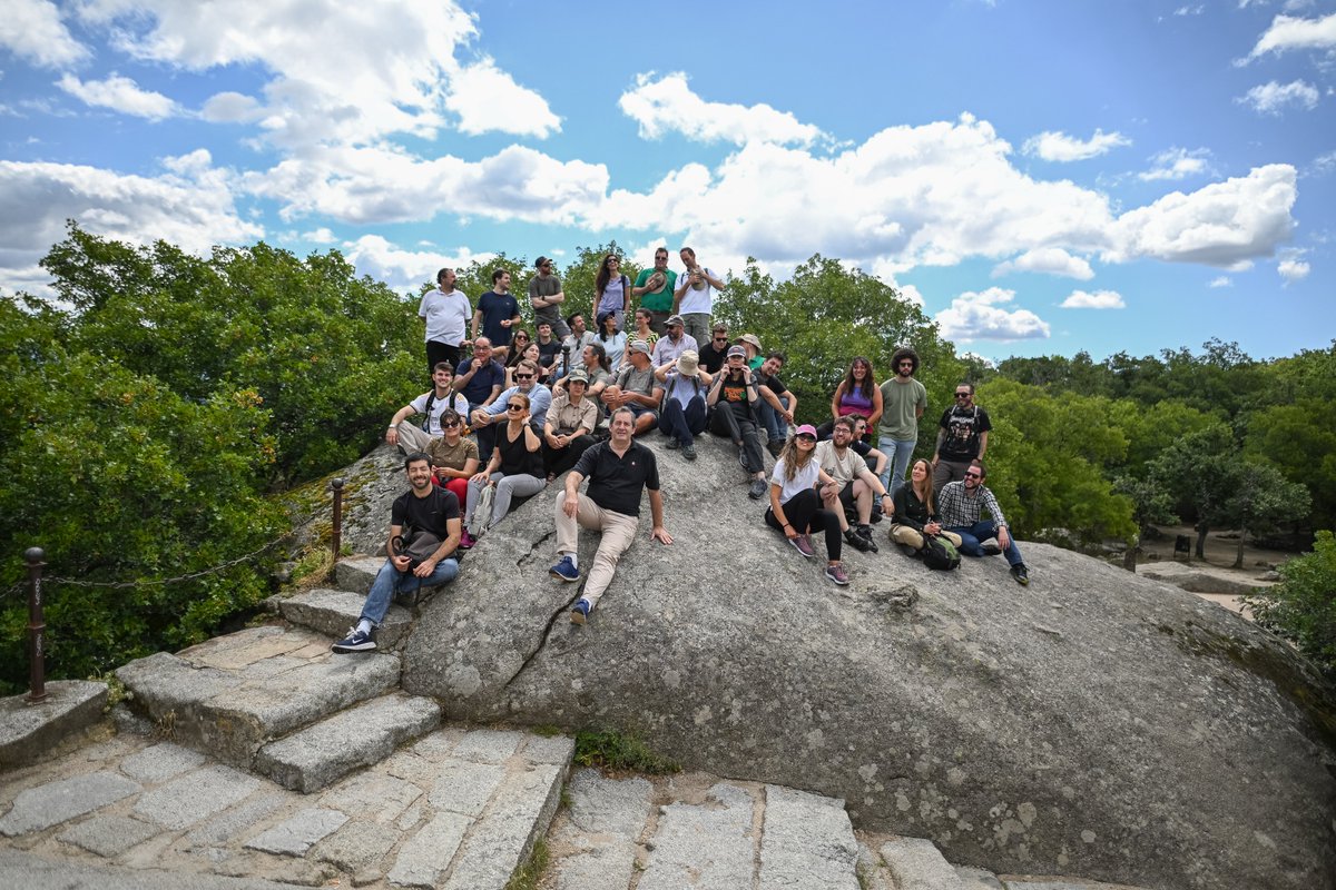 GrupoSylvestris's tweet image. El viernes nos reunimos (casi) todos los sylvestris, y entre otras cosas celebramos que✨Aitor ha triunfado con su TFG "Proyecto de traslocación de Geum rivale L. en la Sierra de Guadarrama" en la @MontesUPM 

¡Enhorabuena Aitor! 

#SoyForestal #CompensamosCO2 #SembramosO2