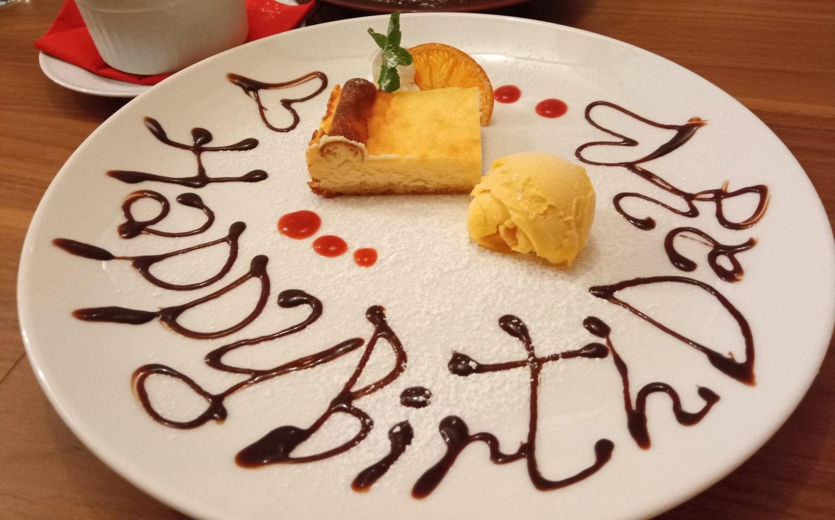 MA_E_RI's tweet photo. 無事に誕生日を迎えることができました！
今日もあんまり上手くいかず落ち込んでたけど、同期がご飯に誘ってくれてお祝いしてくれました！
楽しく成長できる1年にできたらいいな。 https://t.co/rikAg5ua1i