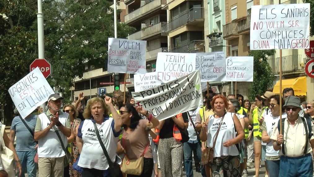 📢🏥| Nova protesta del personal d’Urgències de <a href="/Mutua_Terrassa/">MutuaTerrassa</a>, que no cedeix en les seves reivindicacions

▶️La concentració ha derivat en una manifestació amb la participació d’un centenar de persones terrassadigital.cat/nova-protesta-… #Terrassa #sanitat