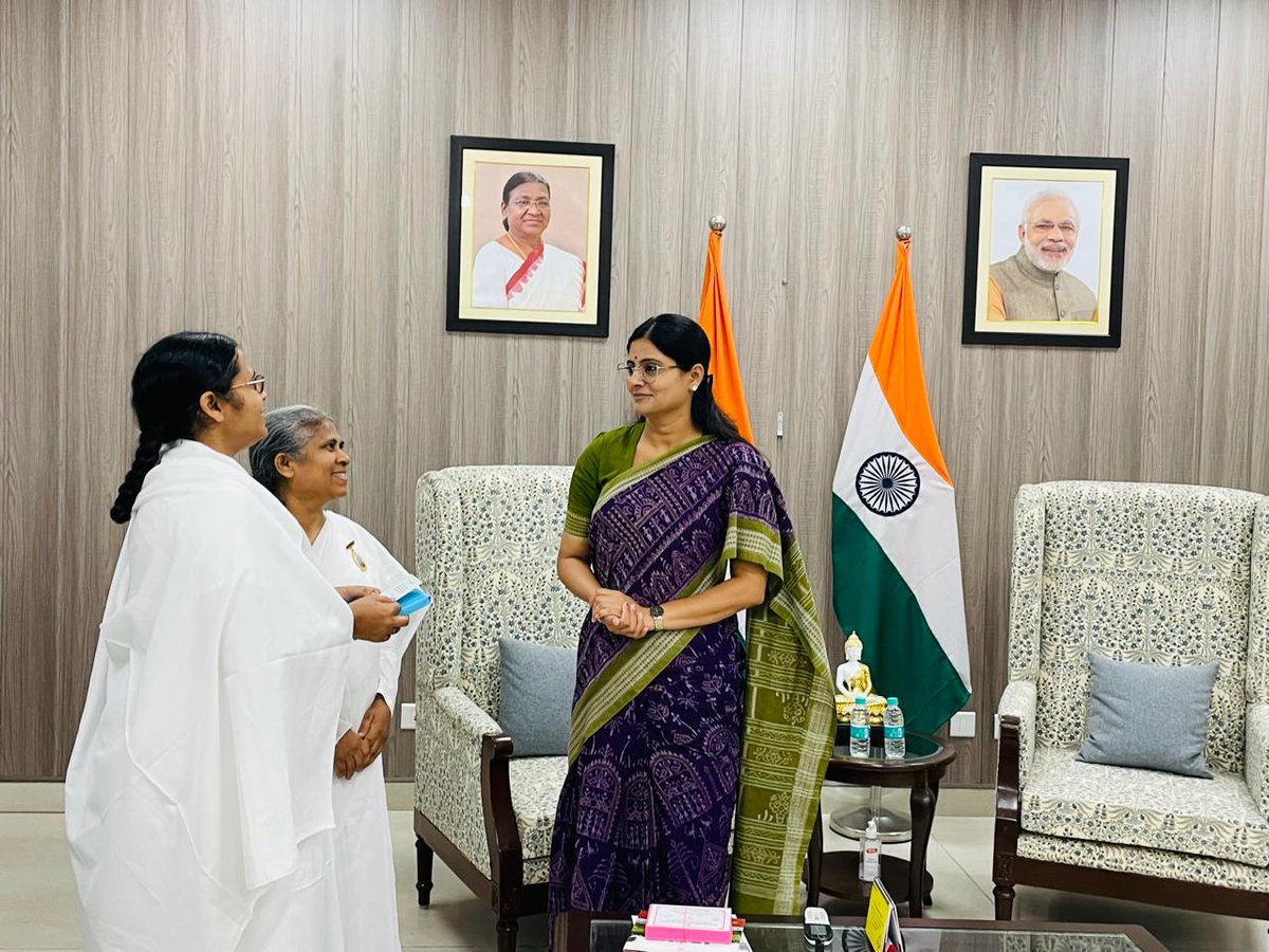 BrahmaKumaris's tweet photo. Inspiring meeting with Anupriya Patel @anupriyapatelofficial , Minister of State for Health and Family Welfare, and Chemicals and Fertilizers, along with BK Savitha and BK Falak. Strengthening our commitment to holistic wellness.

#HealthForEveryone #InnovativeHealthCare https://t.co/mZvaZe25ia