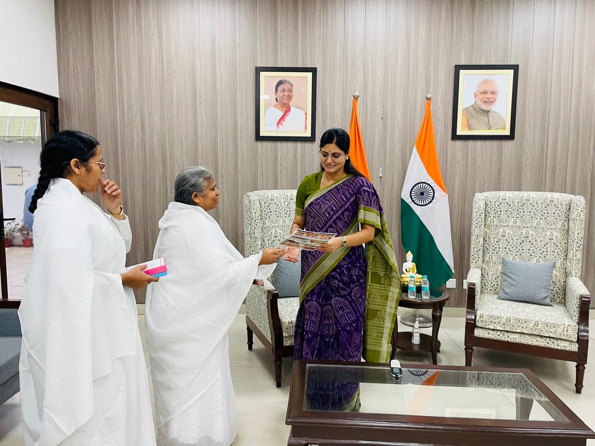 BrahmaKumaris's tweet photo. Inspiring meeting with Anupriya Patel @anupriyapatelofficial , Minister of State for Health and Family Welfare, and Chemicals and Fertilizers, along with BK Savitha and BK Falak. Strengthening our commitment to holistic wellness.

#HealthForEveryone #InnovativeHealthCare https://t.co/mZvaZe25ia