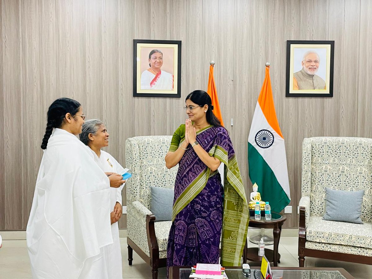 BrahmaKumaris's tweet photo. Inspiring meeting with Anupriya Patel @anupriyapatelofficial , Minister of State for Health and Family Welfare, and Chemicals and Fertilizers, along with BK Savitha and BK Falak. Strengthening our commitment to holistic wellness.

#HealthForEveryone #InnovativeHealthCare https://t.co/mZvaZe25ia