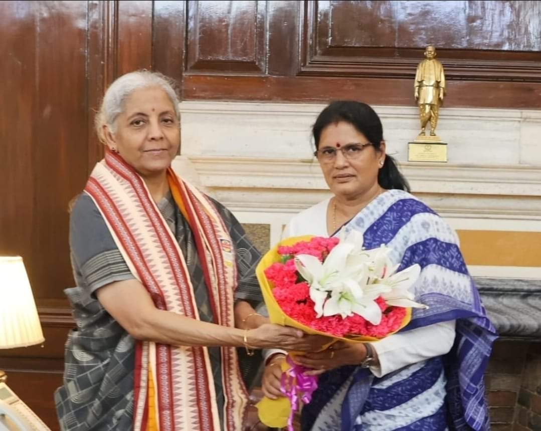 PravatiPOdisha's tweet photo. Engaged in a productive meeting in New Delhi today with Hon'ble Finance Minister of India, Smt. @nsitharaman Ji, alongside Hon. CM Shri @MohanMOdisha  &amp; Hon. Dy. CM Shri @KVSinghDeo1.

We discussed strategies for advancing economic growth in our state.
@FinMinIndia https://t.co/Xu4v0emCsD