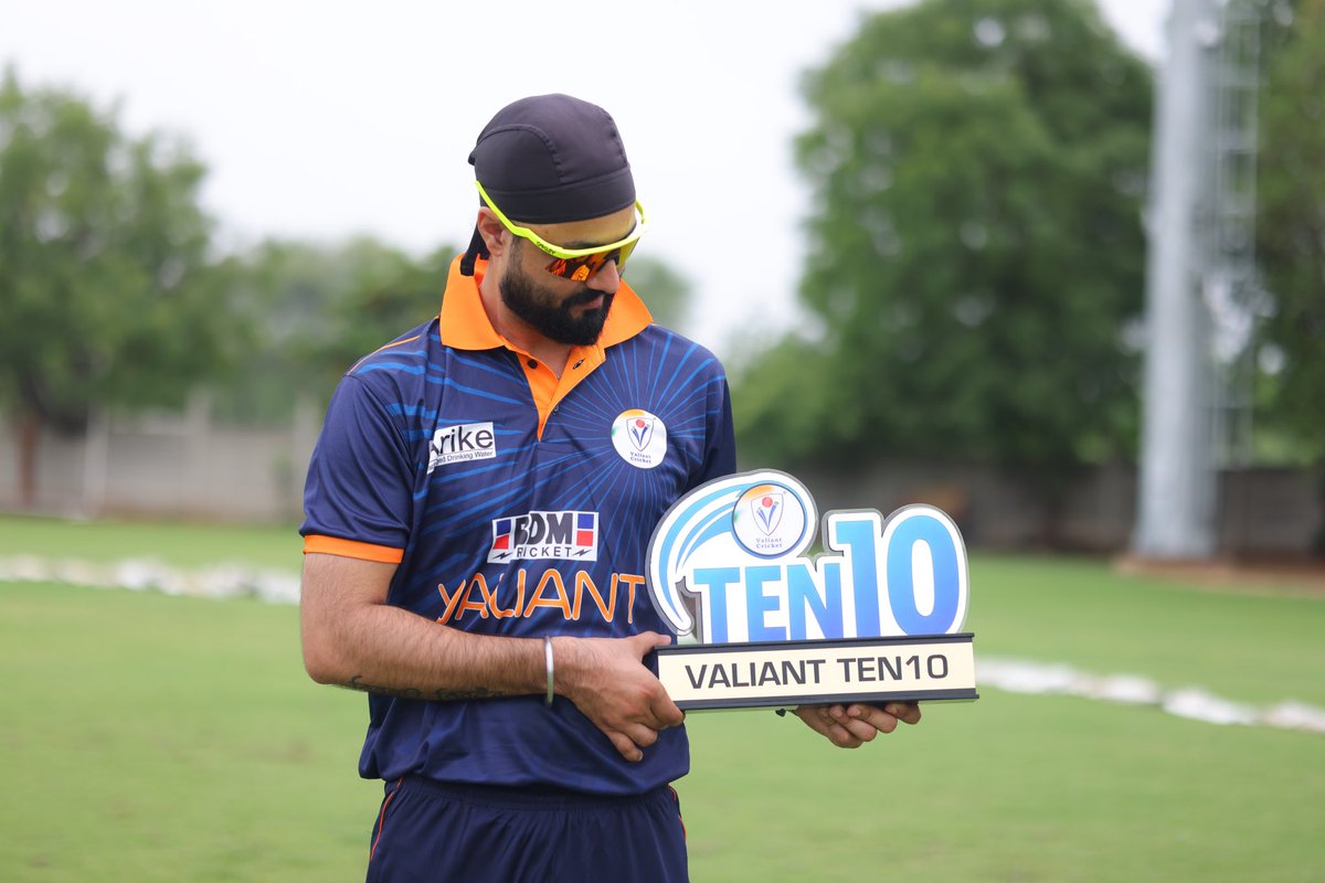 CricketValiant's tweet photo. Captains before the Valiant’s first TEN10 match!!  @jatinder10  | @abhirajzalz 📸 @vorafilmsphotography 💙⬆️

#ValiantForGoodCause #ValiantCricketTeam #Cricket #ClubCricket #Ahmedabad #Gujarat #Asia #LoveCricket #Photoshoot #vorafilms https://t.co/CKYNxAhNWs