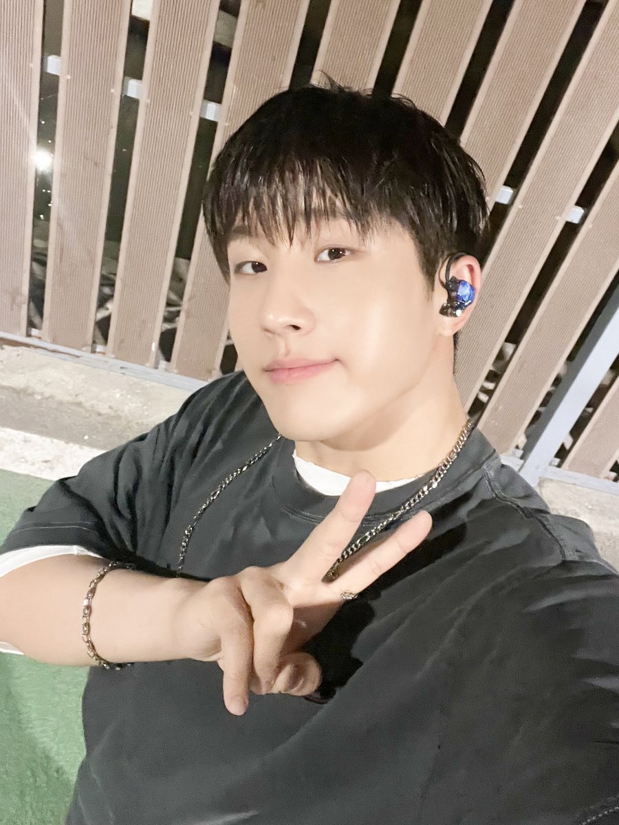 ASTRO_Staff's tweet photo. [📸] 🌟240628 #야외녹음실🌟

JIN LAB Project 3. [자존감(self-esteem)]으로
야외녹음실을 찾아온 우리의 리더 진진🎤
선물 같은 노래와 영상으로 아로하가🎁
오늘 하루도 행복하게 잘 보내길 바라요🥰💜

#아스트로 #ASTRO
#진진 #JINJIN #자존감 #self_esteem https://t.co/z3J05GDeF2