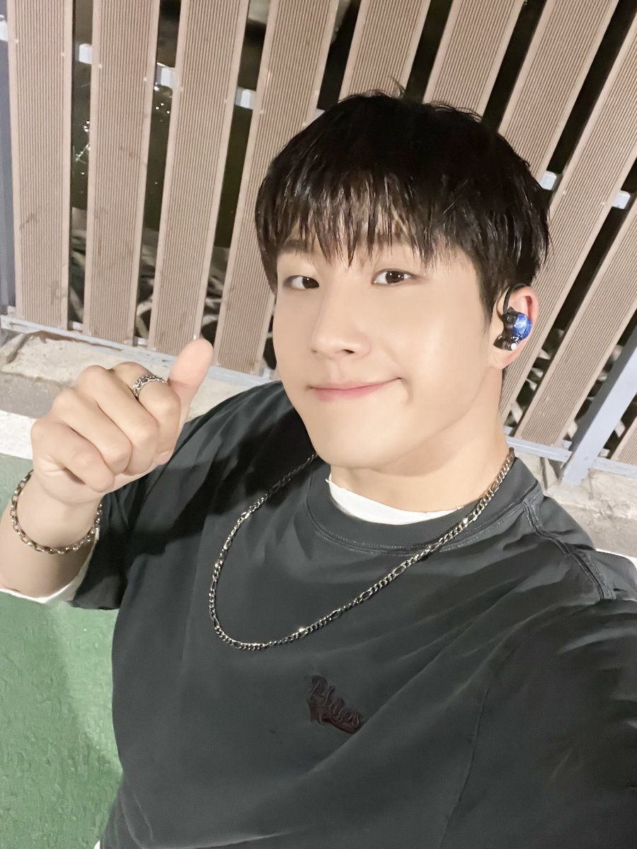 ASTRO_Staff's tweet photo. [📸] 🌟240628 #야외녹음실🌟

JIN LAB Project 3. [자존감(self-esteem)]으로
야외녹음실을 찾아온 우리의 리더 진진🎤
선물 같은 노래와 영상으로 아로하가🎁
오늘 하루도 행복하게 잘 보내길 바라요🥰💜

#아스트로 #ASTRO
#진진 #JINJIN #자존감 #self_esteem https://t.co/z3J05GDeF2