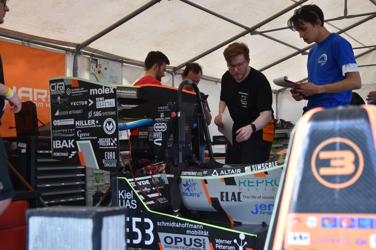 RaceyardE's tweet photo. The weekend before last, we brought our T-Kiel A 23 E to the VDE E-Race in Schwedt/Oder! 🏎️🧡 
Over four days, teams mainly from Northern Germany gathered to kick off the event summer at this fantastic pre-event.
1/4 🧵 https://t.co/moR3qehSFx