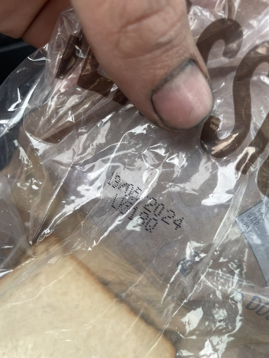 Estás pobre
Mas estás tão pobre que a tua primeira refeição do dia foi duas fatias de pão mais de um mês fora da validade? 
Ahahahahahah
Fuck para a vida de trabalhador em Portugal