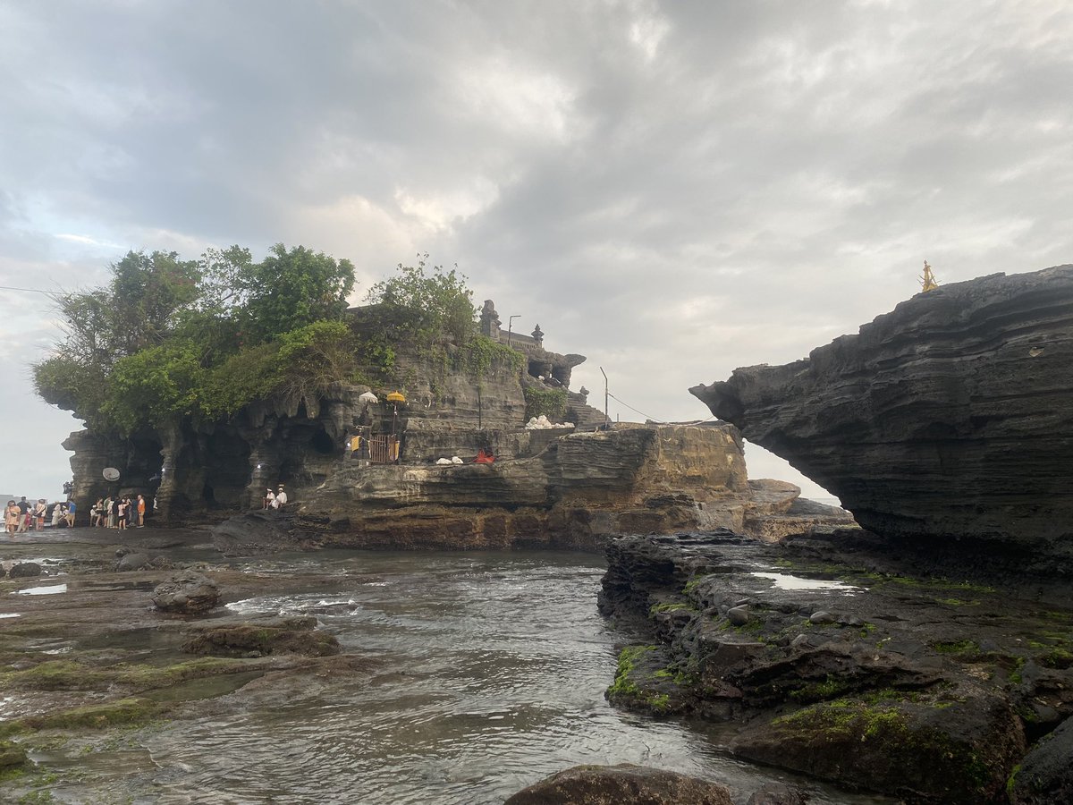 MorrinaViajera's tweet photo. Templo en la roca Tanah Lot #tanahlot #bali https://t.co/dF5C8QbrKX