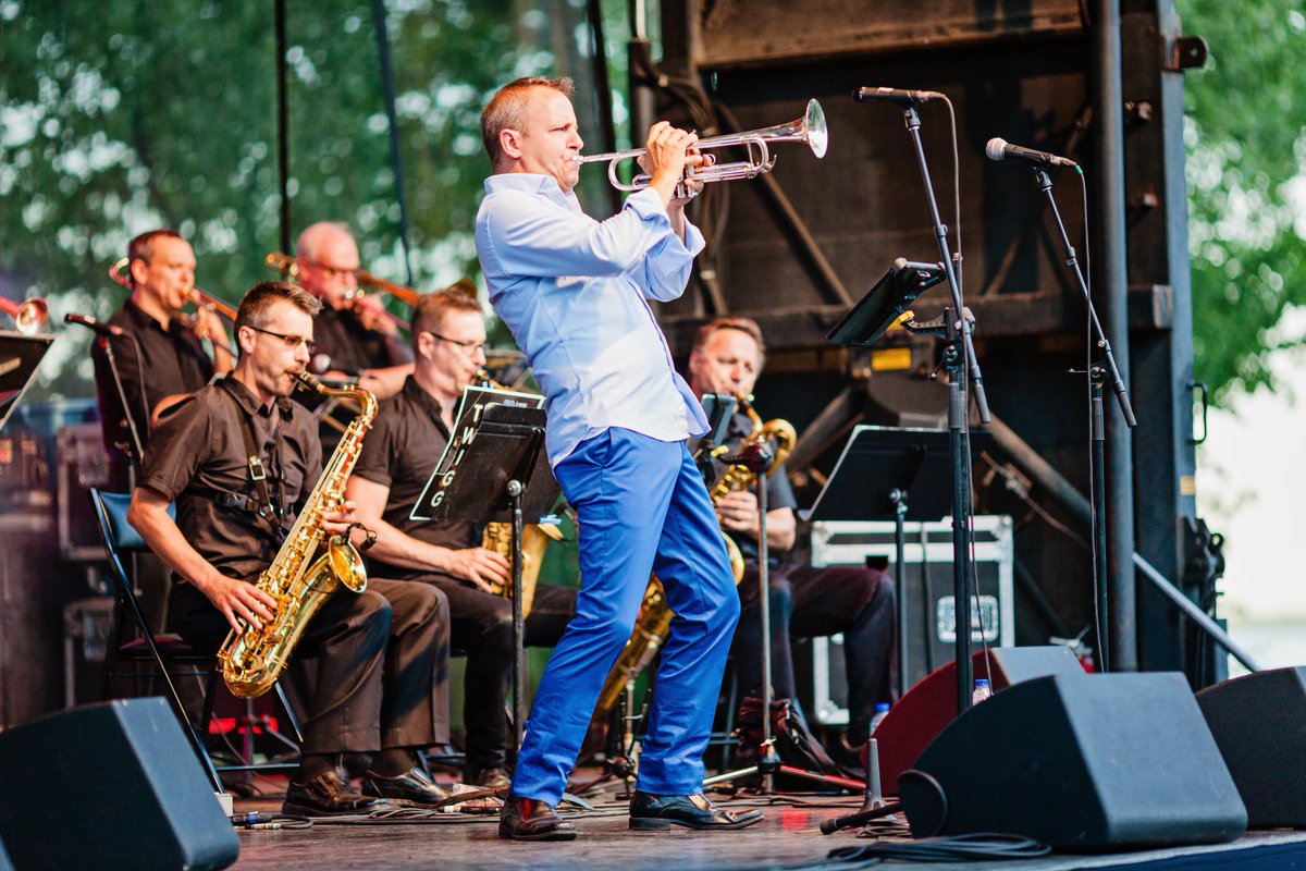 #MontrealJazzFest is here and it is the biggest in the world! The ten day long festival runs from today until July 6th in downtown #Montreal! Celebrating all things jazz, it's an unmissable event for music lovers! Who are you jazzed to see? 🎷 🏙️