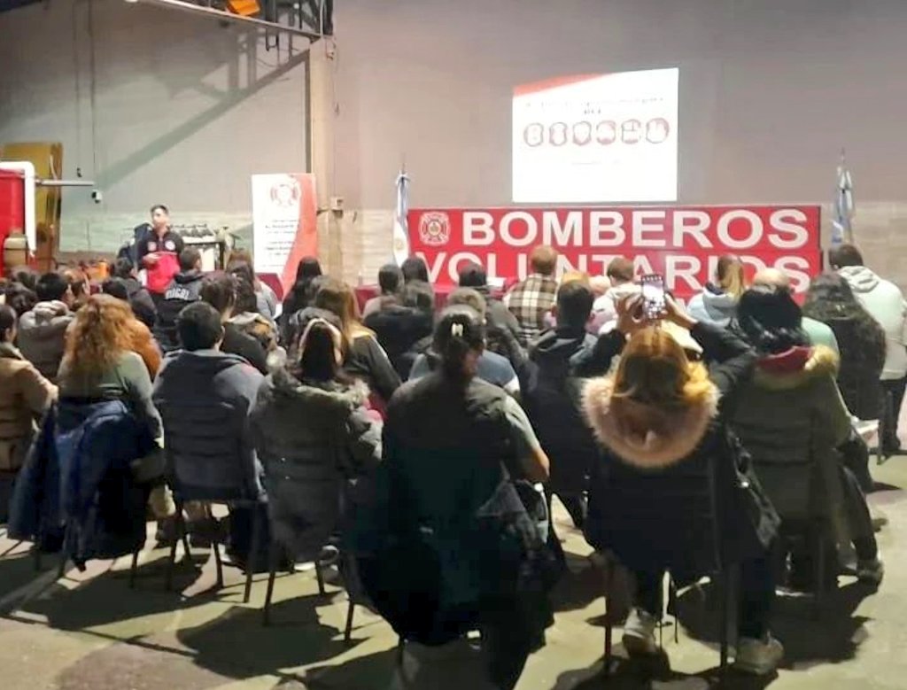 MaruOrtizTw's tweet photo. Primeros auxilios ✔️
👏🏼 Más de 50 inscriptos en la última capacitación brindada por @bomberosvtw
‼️ El Socorrista Es El Nexo Vital https://t.co/pSHr3pwS4S