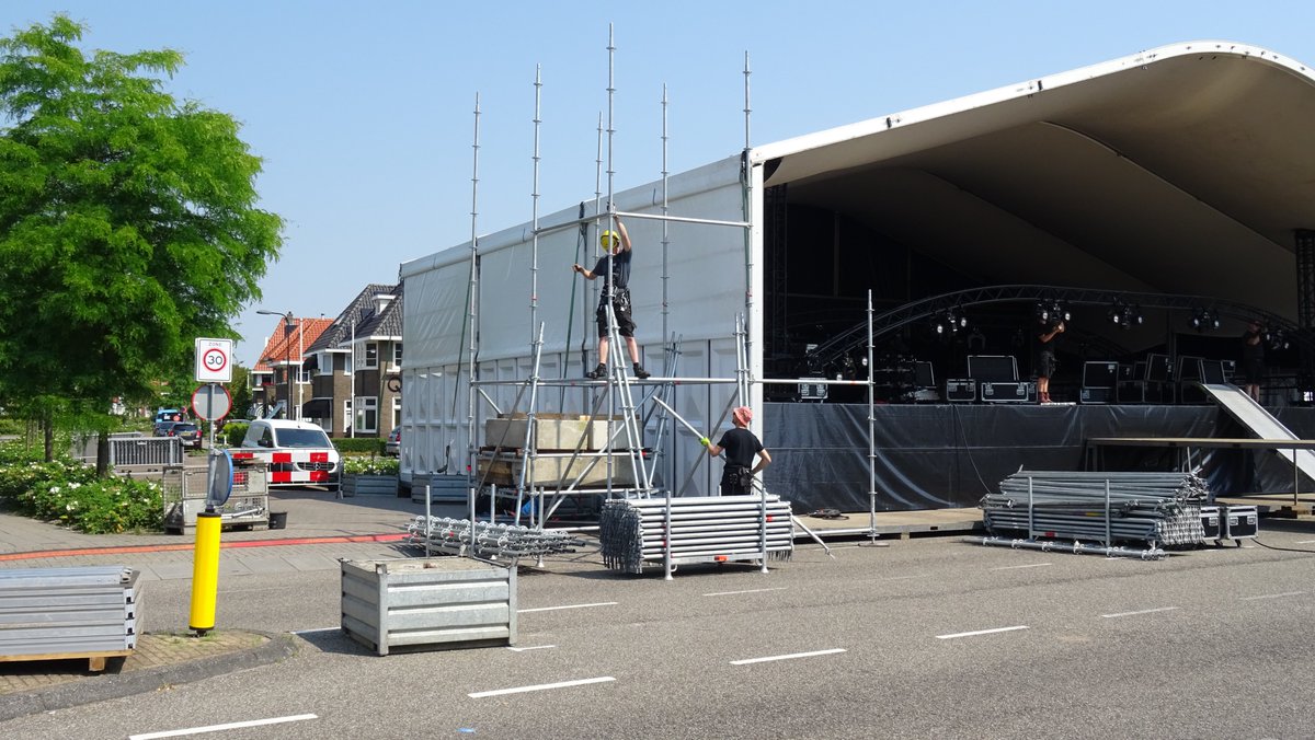 BjT_weer's tweet photo. Goedemiddag
@Alpenweerman @weerenradar_nl @jordiweerman @weermanrobert @StormchaserNL @EdAldus @OmropFryslan @lc_nl @waterlandvf @visitfriesland
Warm #zomerweer vandaag bij de opbouw van #muziekevenement Night of the Koemarkt in @Heerenveen #Friesland #notk https://t.co/zPmmx1jehm