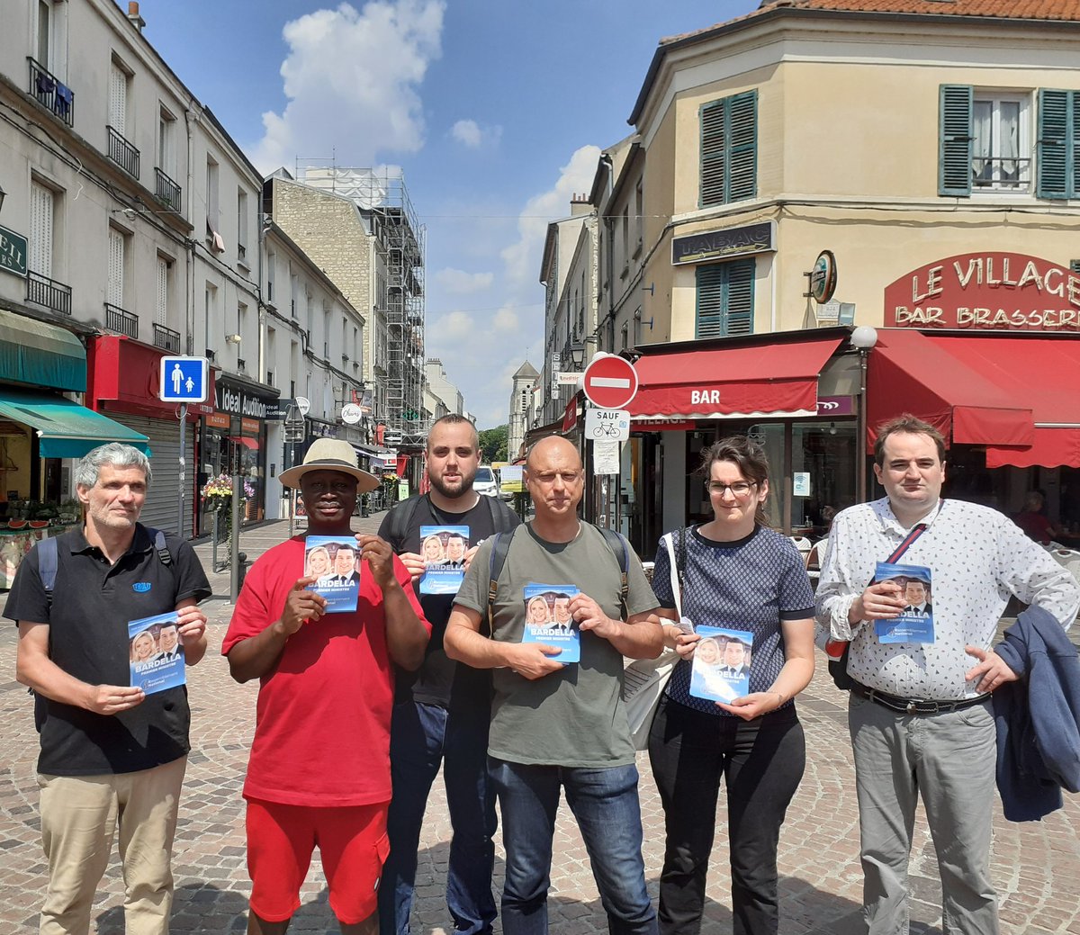 AnneG65072378's tweet photo. Bel accueil lors de notre tractage dans les rues piétonnes de #Creteil ! Que de mots chaleureux! Les Val-de-Marnais pourront compter sur moi pour participer au redressement du pays avec le @RNational94_Off!  #circo94001 https://t.co/VvoPqUEx4a