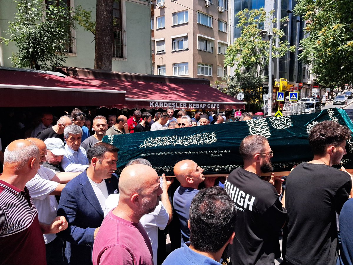 inanguney's tweet photo. Cihangir Mahallesi’nden komşum Nazlı Nehir Sertbaş’ın babası, bölge esnaflarımızdan Merhum Yavuz Selim Sertbaş’ın Firuzağa Camii'nde düzenlenen cenaze törenine katıldım. 

Merhuma Allah’tan rahmet, ailesine ve sevenlerine başsağlığı diliyorum. https://t.co/xovmRpVunH