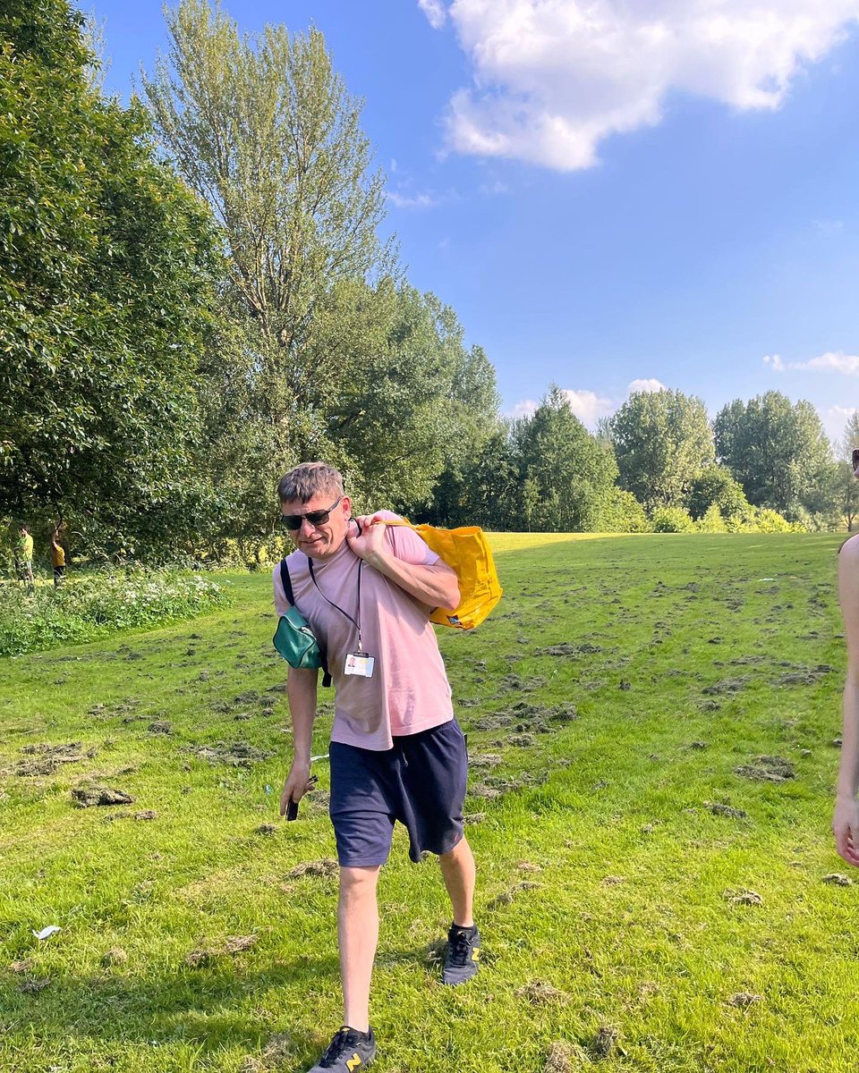 pac_cic's tweet photo. Our detached youth team were out in St Micheal’s Ward of Tameside last night engaging with young people. We handed out water and juice to our regulars and we played “poison” on the basketball court on Cedar Park #tameside #hurstcross #detachedyouthwork https://t.co/dwZsWrmzRi