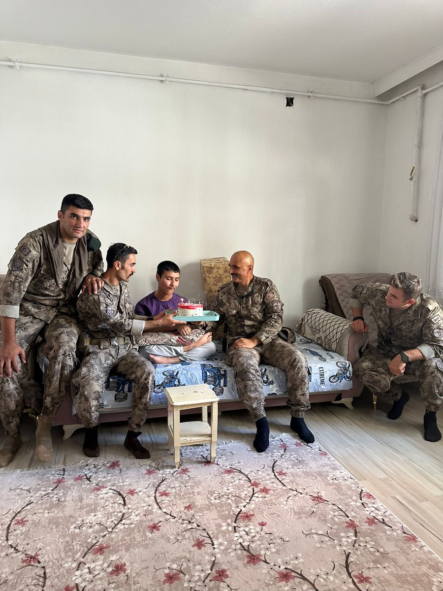 Özel Harekat Şube Müdürlüğü personelimizin katılımıyla özel kardeşimiz Mehmet KONUKÇU'nun 25.06.2024 tarihinde doğum gününü kutlayarak hayalini gerçekleştirdik.

#GaziantepEmniyet