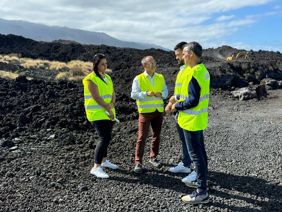 elapuron's tweet photo. El Cabildo inicia los trabajos de recuperación de un tramo "importante" de la carretera de Todoque. https://t.co/rlkelA7xg0

#CabildodeLaPalma #recuperacionlapalma #Todoque #carretera #posvolcan #LaPalma https://t.co/JUNpt4EipJ