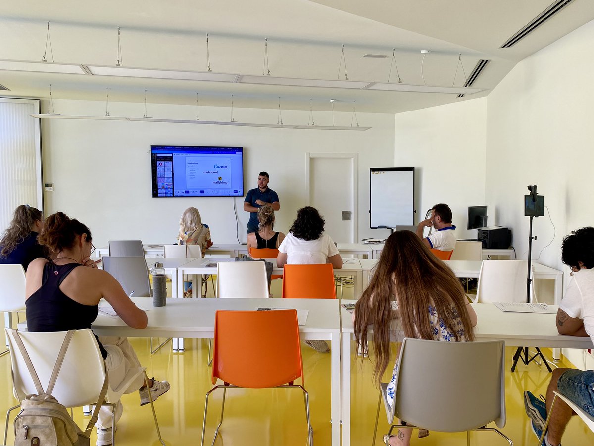 🧑🏻‍💻Seguimos formando al empresariado nuciero! Esta mañana en Lab_Nucia se ha realizado el taller de #HerramientasDigitales Útiles para #Pymes.

📰👉🏻 lanucia.es/Actualidad/not…

#MadeByLaNucia