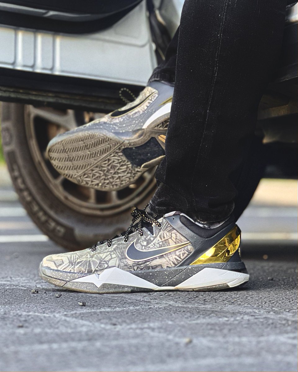 n8frost's tweet image. Just another performance sneaker with jeans kinda day to the office. 
Prelude Kobe 7 for the #KOTD
Lids Gold Rush for the #FOTD
#snkrskickcheck #snkrsliveheatingup #yoursneakersaredope #photooftheday #photography #shotoniphone #MambaForever #MambaOut