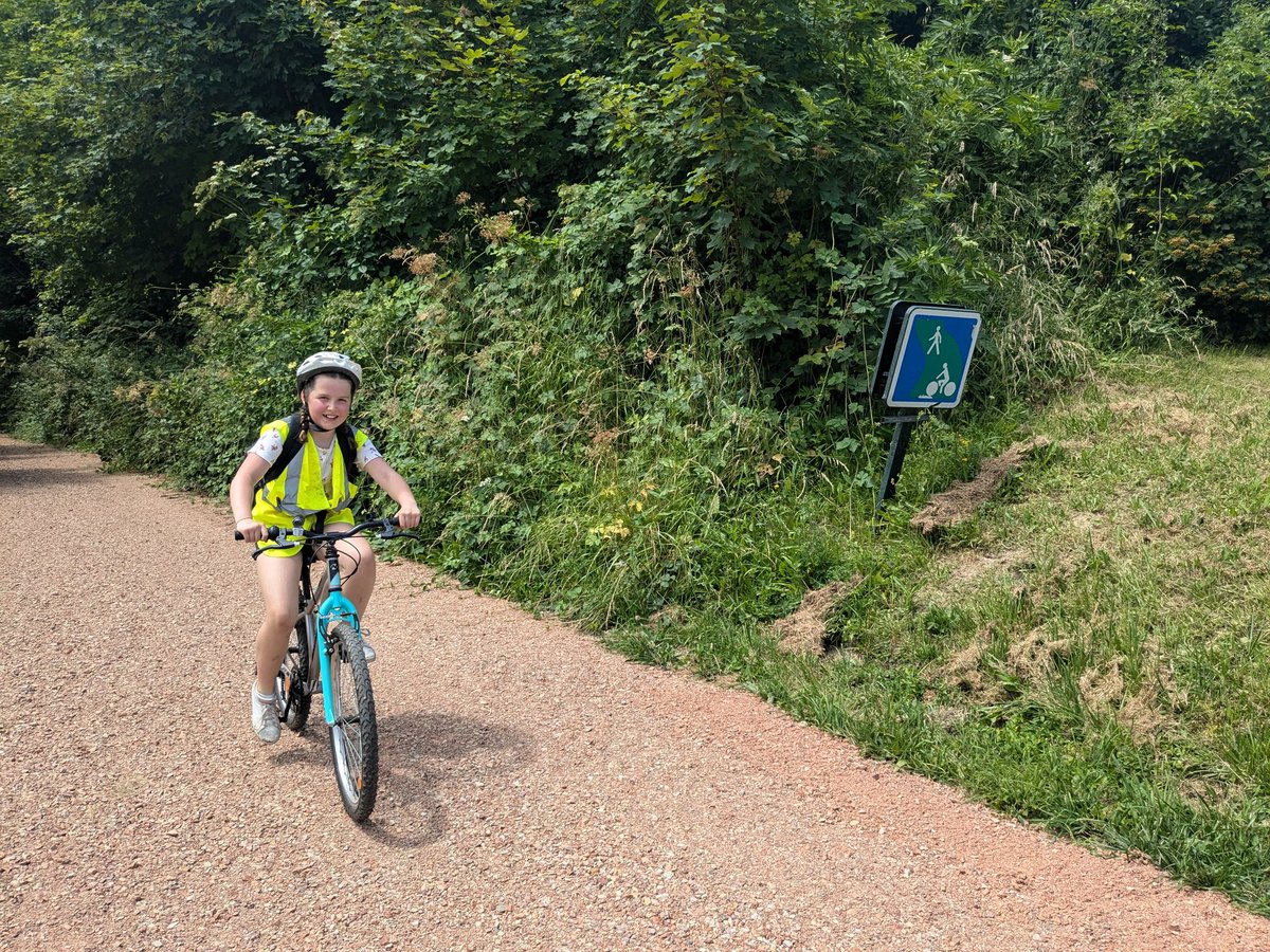 2ème journée vélo. Ce jeudi pour les CM1 ! Superbe préparation des élèves pour parcourir Mortagne La Mesnière [AR !] Magnifique météo ☀️ et toujours une voie verte sympa ! 🌲🌳 Merci aux parents accompagnateurs et à la police municipale pour sa précieuse aide mardi et jeudi ! 👍