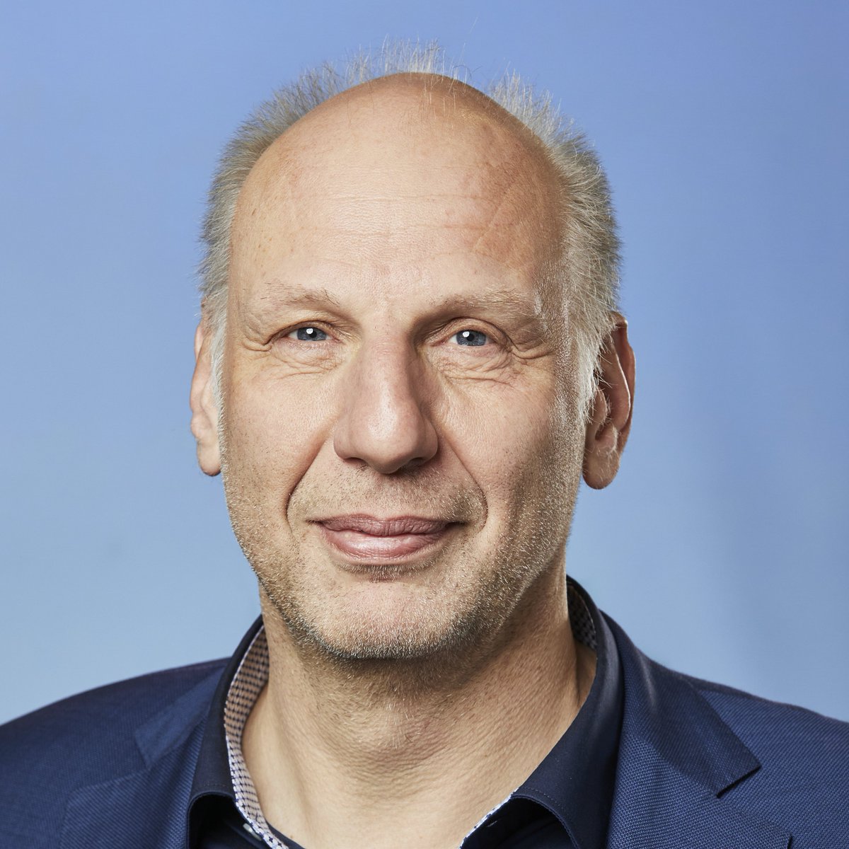 Unser Kuratorium hat diese Woche Professor Stefan Nickel einstimmig für weitere drei Jahre im Vorstandsamt bestätigt. Gemeinsam mit Professor J. Marius Zöllner und Jan Wiesenberger lenkt er auch künftig die Geschicke unserer gemeinnützigen Forschungseinrichtung. Wir gratulieren!