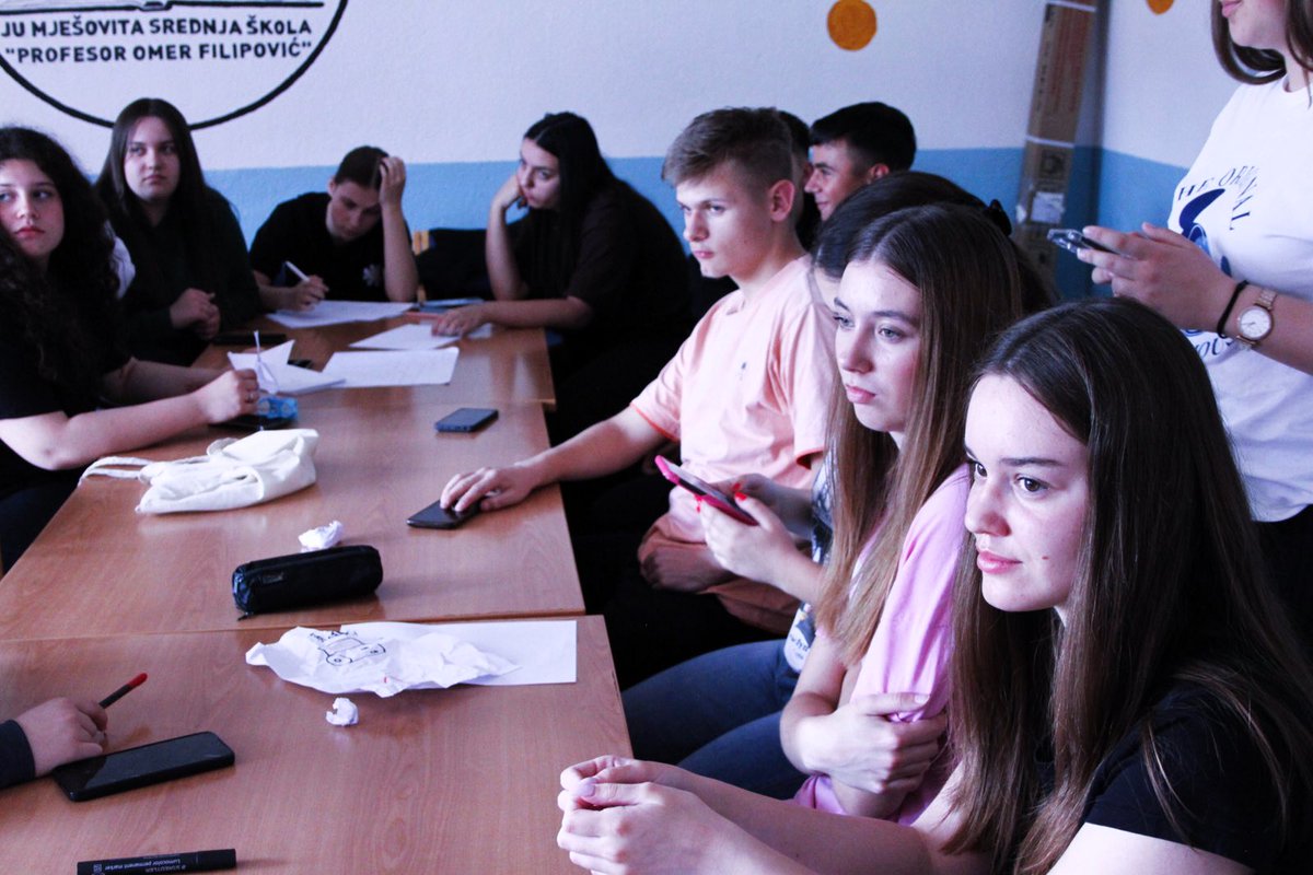 U Ključu se dešavaju radionice u klubu kritičkog mišljenja “Ključ mišljenja”. Učenici zajedno obradili temu i upoznali učenike sa metodom drvo problema a na drugom dijelu radionice su se bavili konceptom „šešira“ i te pojmove primijenili u praksi
<a href="/UNPeacebuilding/">United Nations Peacebuilding</a>
<a href="/IOMBiH/">IOM Bosnia and Herzegovina</a>
<a href="/UNDPBiH/">UNDP in Bosnia and Herzegovina</a>