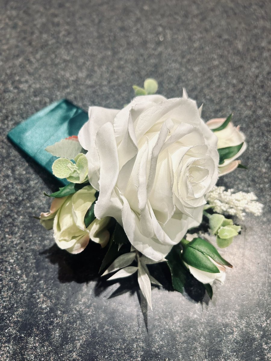 FlowerStyleMcr's tweet photo. Floral Pocket Square #groomsboutonniere #floralpocketsquare #artificalflower #freshflower #groomsflowers #weddingflowers #ivoryrose https://t.co/vpHmikTg2a
