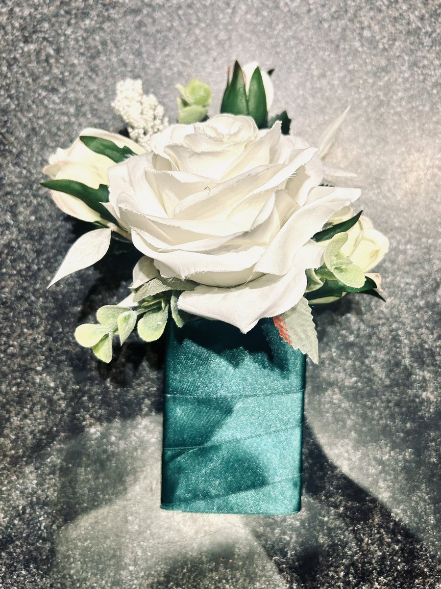 FlowerStyleMcr's tweet photo. Floral Pocket Square #groomsboutonniere #floralpocketsquare #artificalflower #freshflower #groomsflowers #weddingflowers #ivoryrose https://t.co/vpHmikTg2a