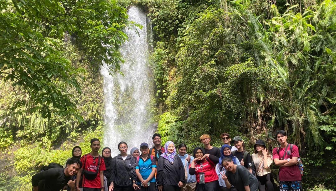 MSUmalaysiaSHCA's tweet photo. In awe of Lombok’s beauty! Our Global Leadership Programme explored Tiu Kelep &amp; Sendang Gile Waterfalls and the Kuno Bayan Beleq Mosque. Unforgettable moments for our students in Hospitality and Tourism Management and Event Management.  #msumalaysia #msumalaysiashca #msuglp https://t.co/Zwl5LgOGKH