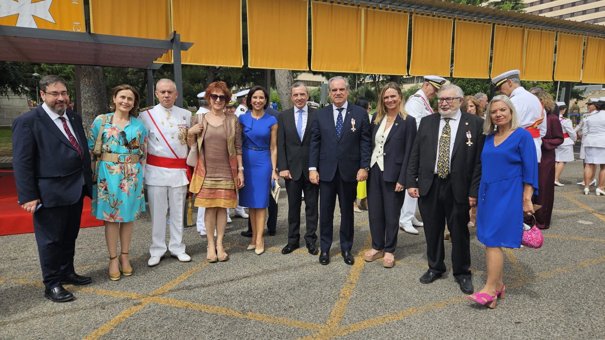 Desde el #COFM damos la enhorabuena a Jesús Aguilar, presidente de <a href="/Farmaceuticos_/">Consejo General Colegios Farmacéuticos</a> y Antonio Doadrio, presidente de la <a href="/RANFarmacia/">Real Academia Nacional de Farmacia</a> por recibir la Cruz del Mérito Militar de <a href="/Defensagob/">Ministerio Defensa</a> en el acto de la Patrona de la Sanidad Militar.