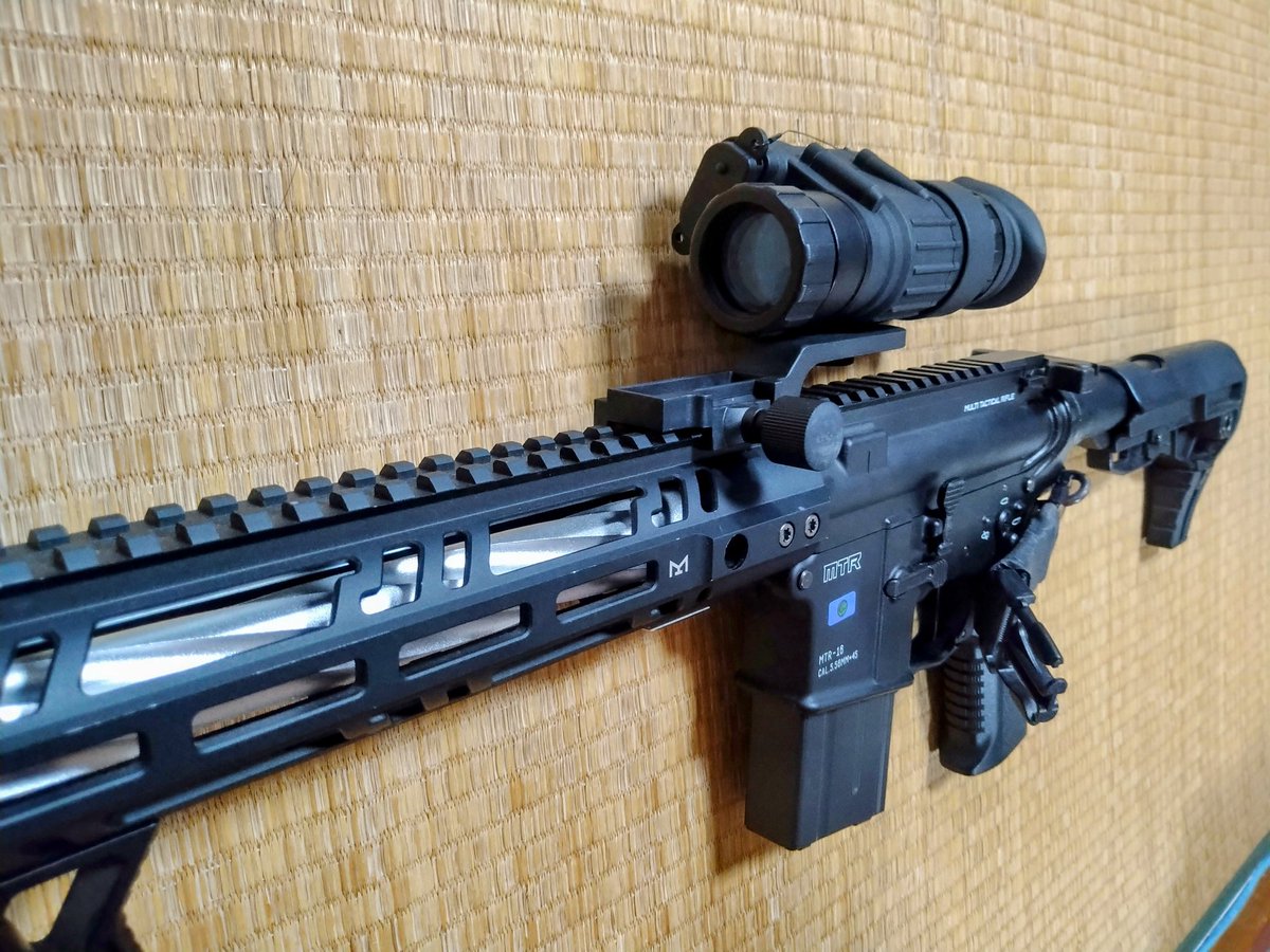 omigawa6's tweet image. PVS−14タイプのナイトビジョンで付属していた20mmレール用のアダプターを付けて銃にセットしたら思った以上に格好良くてしかも真っ暗な部屋でも当然見える!!
これは以外にありですね～～～!!

＃ナイトビジョン
＃PVS14