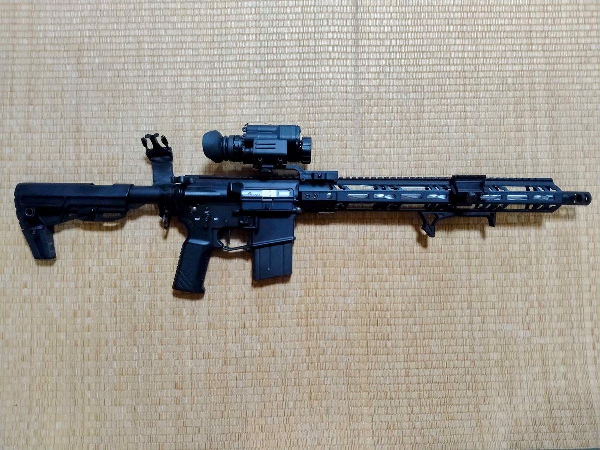 omigawa6's tweet image. PVS−14タイプのナイトビジョンで付属していた20mmレール用のアダプターを付けて銃にセットしたら思った以上に格好良くてしかも真っ暗な部屋でも当然見える!!
これは以外にありですね～～～!!

＃ナイトビジョン
＃PVS14