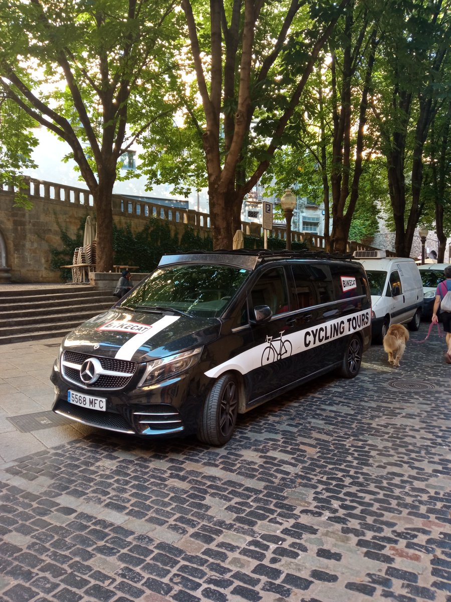 ernestcornella's tweet photo. Aquesta furgoneta està pràcticament sempre aparcada aquí i sempre en un lloc on no es pot aparcar...però clar és de negoci ciclista...us imagineu aparcar el vostre cotxe malament al barri vell de Girona?? 
@Girona_Cat @avbarrivell @MesBarriGiro https://t.co/BZivzeN9eV