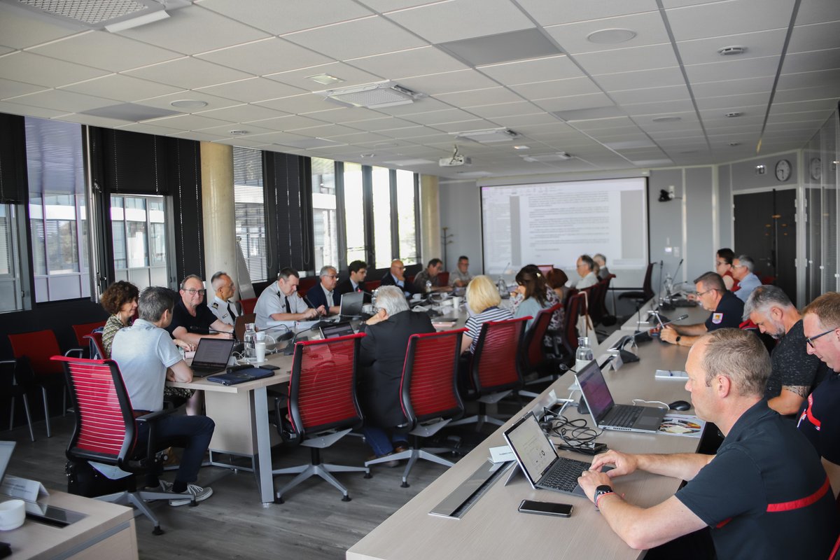 Les membres du Conseil d'Administration du SDIS 21 se sont réunis ce jeudi 27 juin. Parmi les points clefs à l'ordre du jour : L'adoption de la politique "achats", RSU, mise à jour du RDDECI et don de matériel à destination de la Nouvelle-Calédonie.