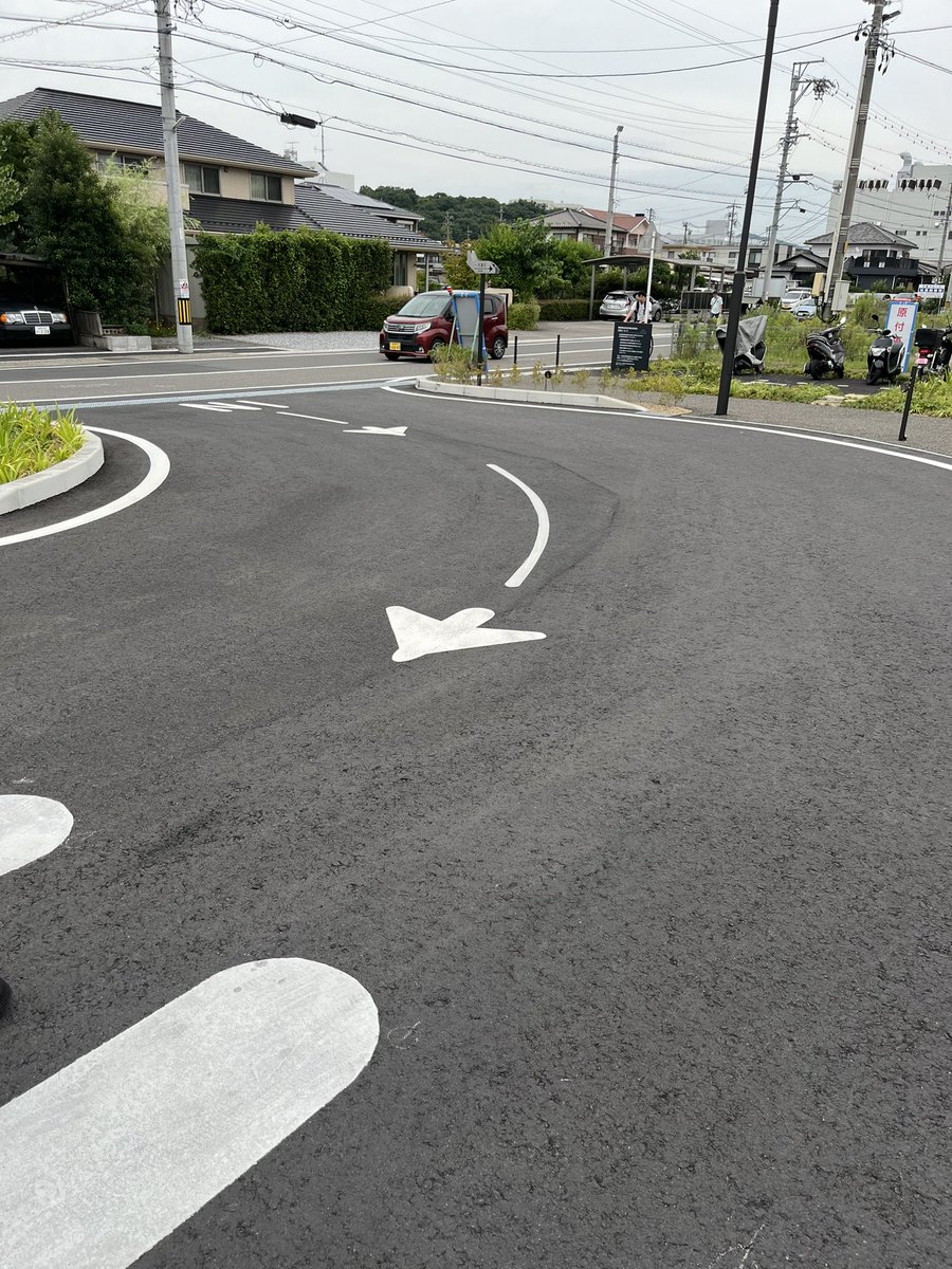 o_m_arch's tweet photo. 蘇��駅前広場
ランスケ課題のモチベをあげるために大野さんの駅前広場。大きいベンチやコーナーの溜まり、トイレ横の屋根のかかった空間と、いっぱいコモンの場があってよかった。トイレの隣の柱に落し物が貼られてて、まさにコモンな気がした。横断歩道と一方通行のサインが丸くて可愛い https://t.co/r6L0rY2WtW