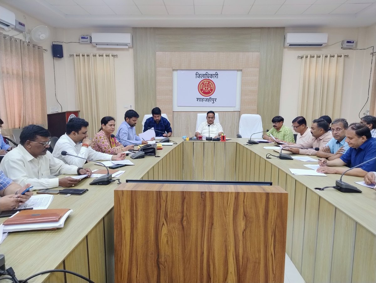 जिला उद्योग बन्धु समिति की बैठक के दौरान उद्यमियों की समस्याओं को प्राथमिकता के आधार पर निस्तारण करने हेतु निर्देश दिये। <a href="/InfoDeptUP/">Information and Public Relations Department, UP</a>