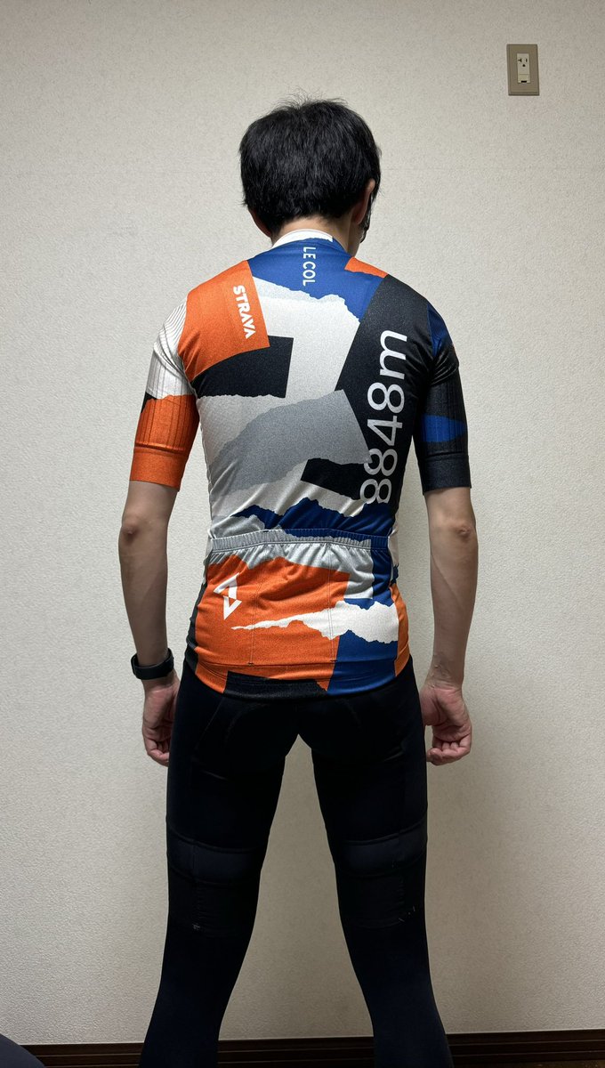 lwhiishi's tweet image. ちなみに身長171cm、体重54kgの男性がXSを着るとこんな感じになります。胸元以外は結構ピッタリサイズ。
今まで着たことない素材感。胸側の色は結構メタリックな感じで、胸側と袖には縦縞模様が入ってます😁
#lecol
#strava
#エベレスティング