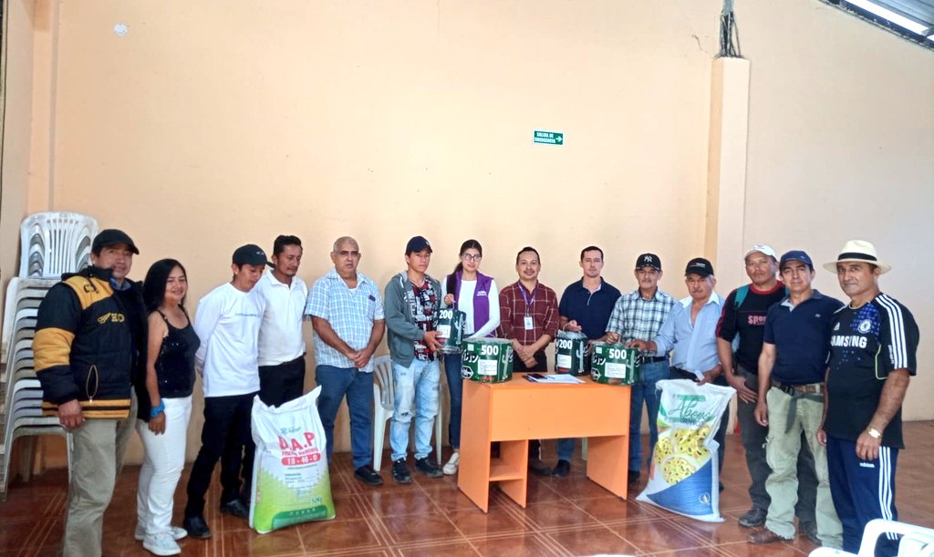 Agricultura_CZ7's tweet photo. #Loja | Se realizó la entrega de fertilizante orgánico y químico, y rollo de alambre de púas a productores  de la  Escuela de Fortalecimiento Productivo Pecuario #EFPP del cantón #Chaguarpamba 📍EFPP OLE012. https://t.co/cr0klKMl6t