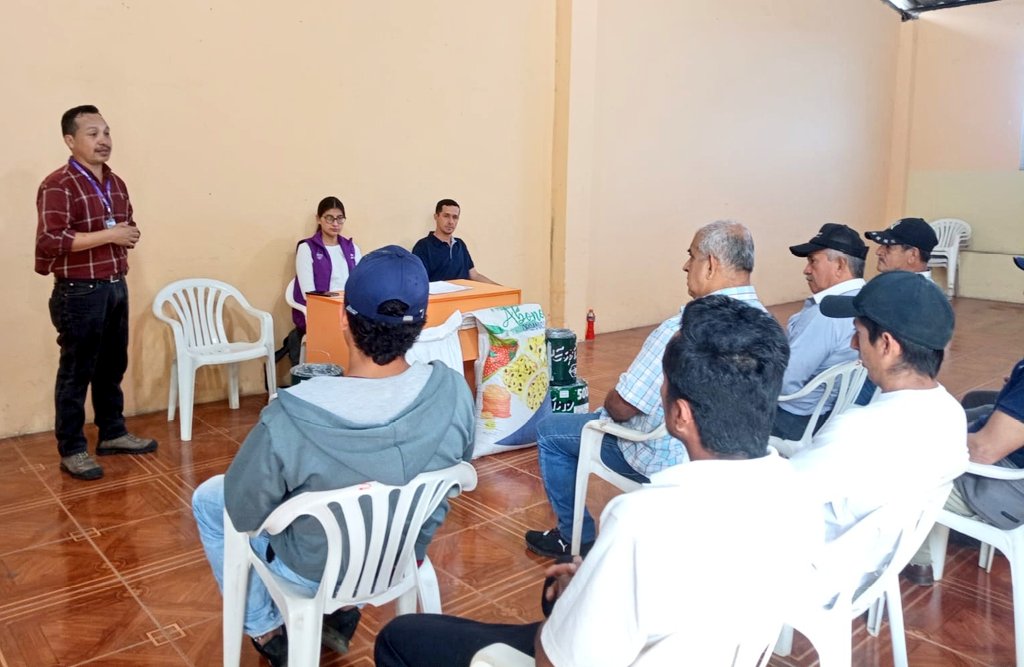 Agricultura_CZ7's tweet photo. #Loja | Se realizó la entrega de fertilizante orgánico y químico, y rollo de alambre de púas a productores  de la  Escuela de Fortalecimiento Productivo Pecuario #EFPP del cantón #Chaguarpamba 📍EFPP OLE012. https://t.co/cr0klKMl6t