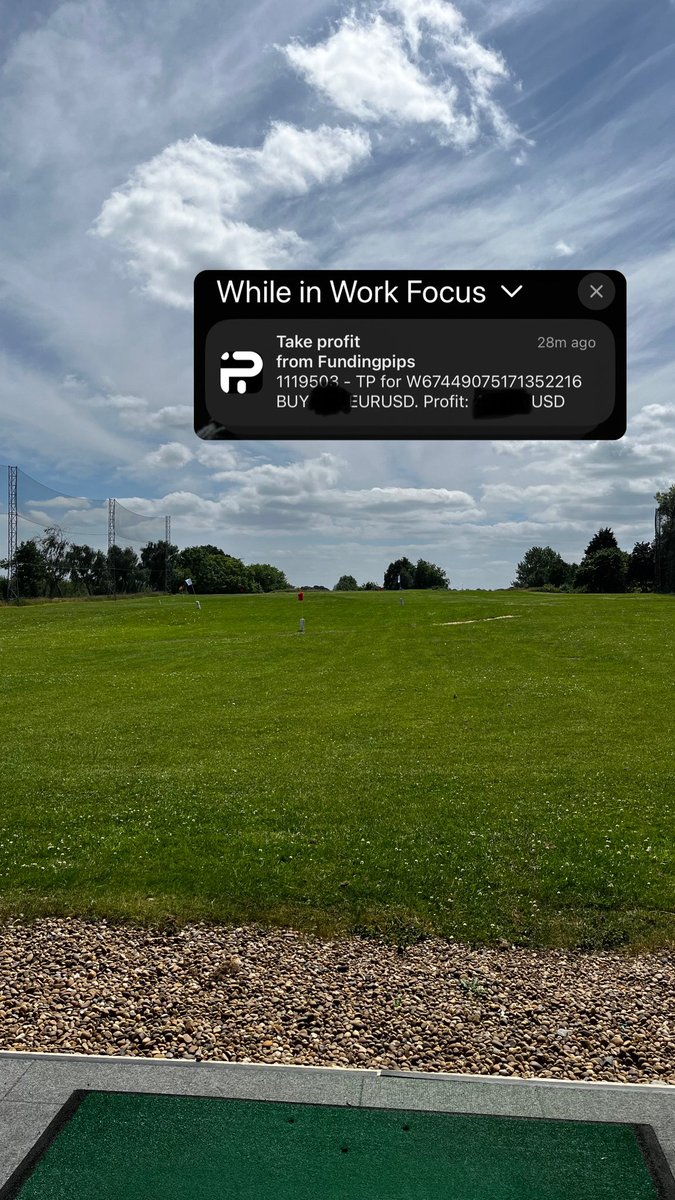 TheAnalystttt's tweet photo. Golf and these notifications 🏌🏽 https://t.co/tB7gbA8KNh