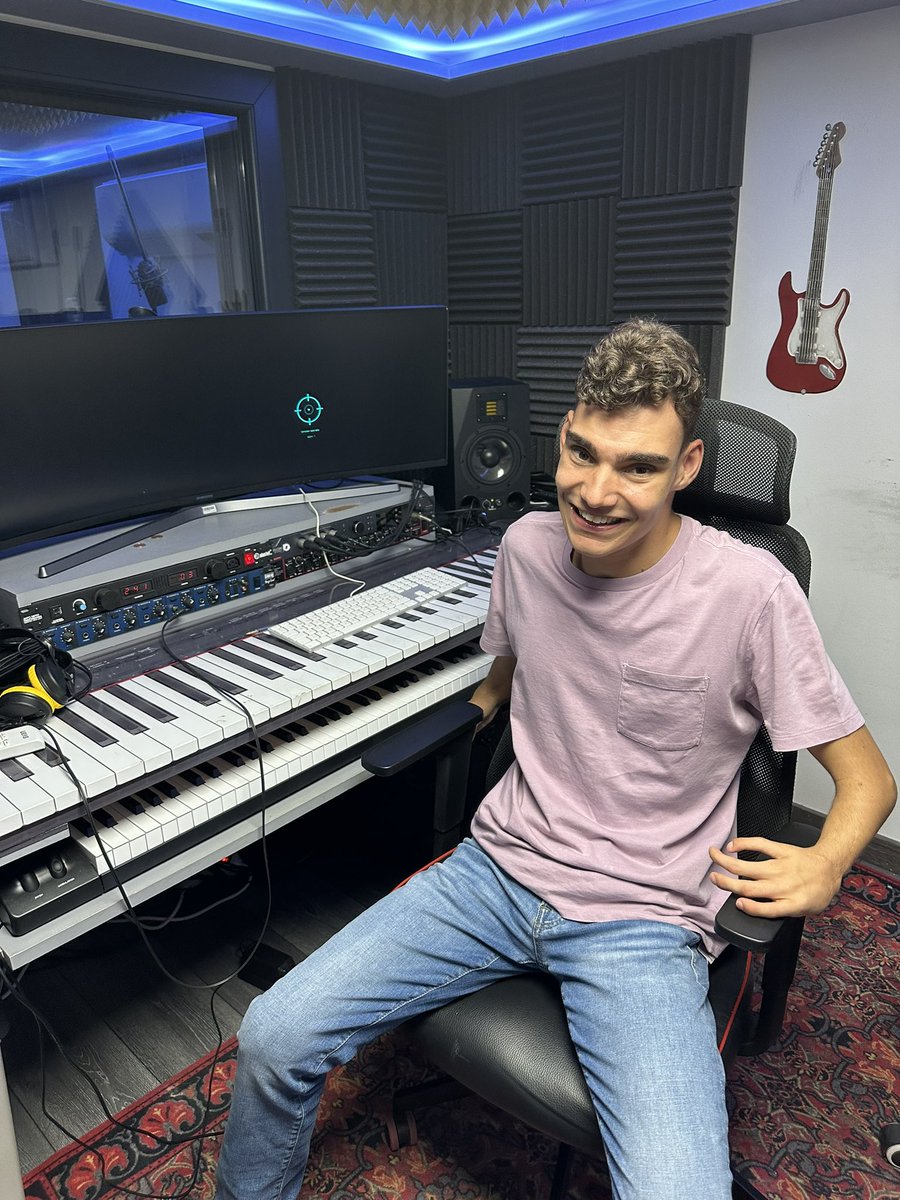 Buenos días familia!!!
Cómo lleváis el jueves?? 
Yo estoy muy ilusionado con la elaboración de mi nuevo single!!! 
Gracias Ricky Furiati por ayudarme a hacerlo posible!!
Estad atentos a mis redes, que Julio se viene cargadito!! 
A ser felices!!❤️❤️